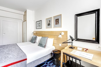 Mobility Accesible Room - Complimentary soft minibar,courtesy tray, Chromecast and digital press