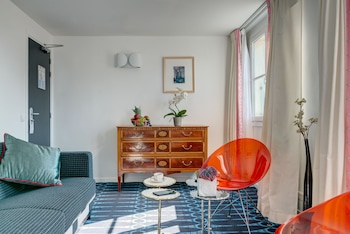 Apartment - Complimentary soft minibar,courtesy tray, Chromecast and digital press