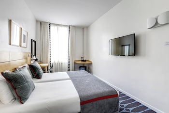 Mobility Accesible Room - Complimentary soft minibar,courtesy tray, Chromecast and digital press