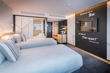 Room (Social 2 Singles)