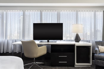 Suite, 1 King Bed (Chicago Skyline View)