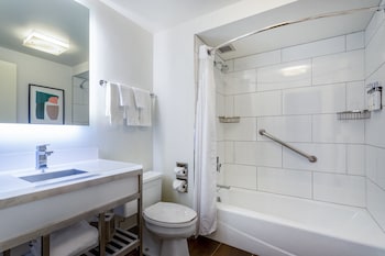 Premium Room, 1 King Bed, Accessible (Mobility, Accessible Tub)