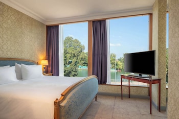 Deluxe Room, 1 King Bed