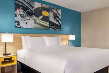 Room, 1 King Bed, Accessible, Smoking (Mobility Accessible)
