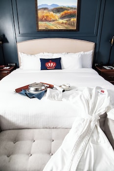 Deluxe Room, 1 Queen Bed with Sofa bed