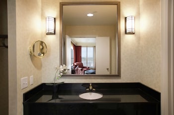 Suite, 1 King Bed, Non Smoking (Governor's)