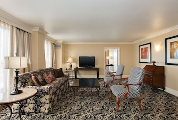 Suite, 1 King Bed, Non Smoking (Governor's)