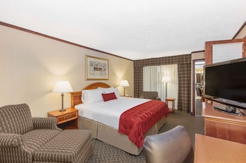 Superior Suite, 1 Bedroom, Non Smoking, Poolside (1 King Bed)