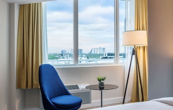 Standard Room, 1 King Bed, Accessible, Tower (Standard King w Roll-in Shower)