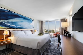 Room, 1 King Bed, Marina View, Tower (Intracoastal View King Bed Room)