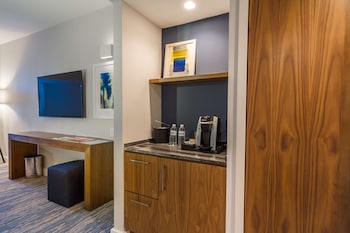 Suite, Balcony, Oceanfront (Posh Ocean Front One Bedroom Balcony)