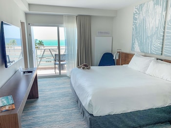 Room, 1 King Bed, Balcony, Oceanfront (Ocean Front King Bed Balcony Room)