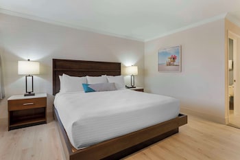 Suite, 1 King Bed, Non Smoking, Refrigerator & Microwave (Living Room;with Sofabed)