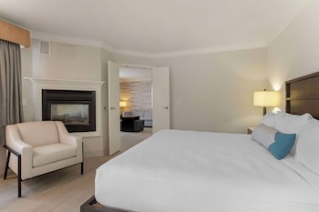 Suite, 1 King Bed, Non Smoking, Balcony