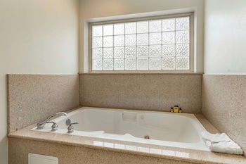 Suite, 1 King Bed, Non Smoking, Jetted Tub