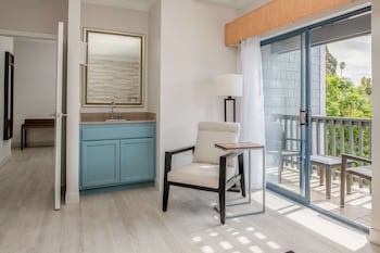 Suite, 1 King Bed, Non Smoking, Balcony