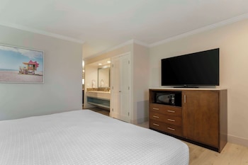 Suite, 1 King Bed, Non Smoking, Refrigerator & Microwave (Living Room;with Sofabed)