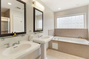 Suite, 1 King Bed, Non Smoking, Jetted Tub