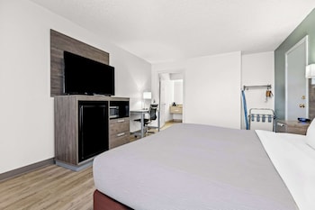 Room, 1 King Bed, Accessible, Smoking