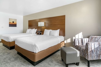 Standard Room, 2 Queen Beds, Patio, Poolside