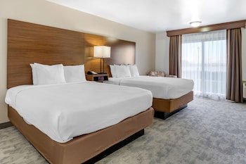 Standard Room, 2 Queen Beds, Patio, Poolside