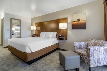 Suite, 1 King Bed, Non Smoking, Jetted Tub (Living Room)