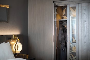 Club Room, 1 Queen Bed