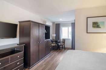 Standard Room, 1 King Bed, Non Smoking, Refrigerator