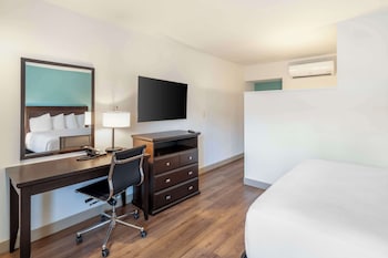 Standard Room, 1 Queen Bed, Accessible, Bathtub