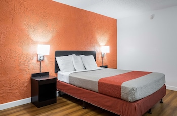 Deluxe Room, 1 Queen Bed, Non Smoking, Hot Tub