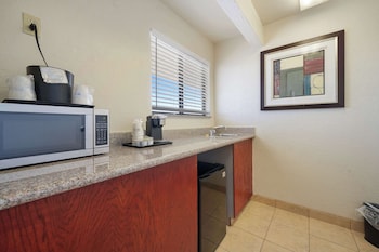 Standard Room, 1 King Bed, Non Smoking, Kitchenette, Refrigerator & Microwave