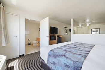 Suite, 1 King Bed, Non Smoking (Oversized Room;with Sofabed)