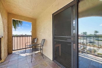 Suite, 1 Queen Bed, Non Smoking, Balcony