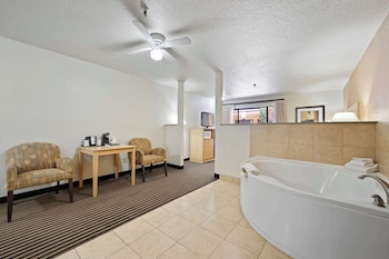 Suite, 1 Queen Bed, Non Smoking, Refrigerator & Microwave (Oversized Room)