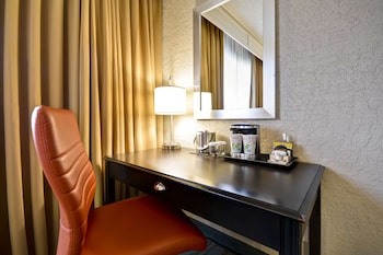 Room, 2 Queen Beds, Accessible, Bathtub (Mobility & Hearing)