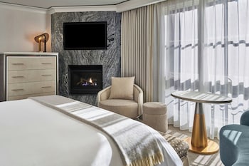 Deluxe Room, 1 King Bed, Fireplace