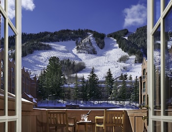Grand Deluxe Room, 1 King Bed, Balcony, Mountain View
