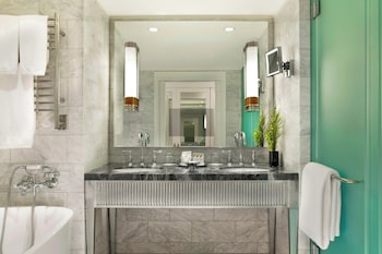 Deluxe Room, 1 King Bed, Fireplace (Mobility Accessible, Roll-In Shower)