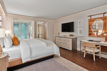 Deluxe Room, 1 King Bed, Patio