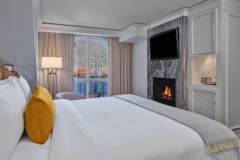 Deluxe Room, 1 King Bed, Fireplace (Mobility Accessible, Roll-In Shower)