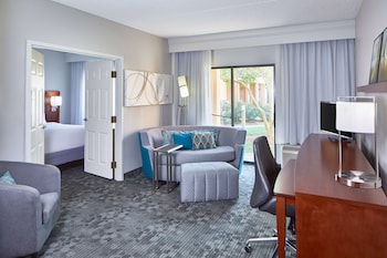 Suite, 1 King Bed with Sofa bed, Accessible (Mobility/Hearing Tub One Bedroom)