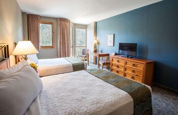 Basic Room, 2 Queen Beds, Mountain View