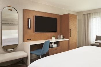 Traditional Room, 1 King Bed with Sofa bed (Mobility Accessible, Tub)