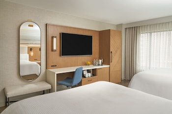 Traditional Room, 2 Queen Beds (Mobility/Hearing Accessible, Tub)