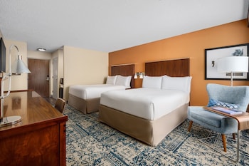 Room, 2 Queen Beds, Pool View