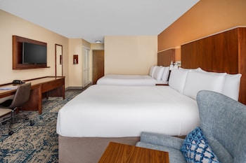 Room, 2 Queen Beds, Pool View