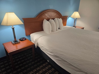 Room, 1 King Bed, Non Smoking (No Elevator)