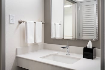 Room, 2 Double Beds, Non Smoking (Mobility Accessible, Tub)