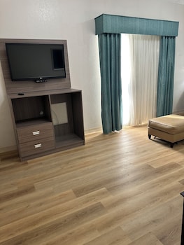 Suite, 1 King Bed, Non Smoking