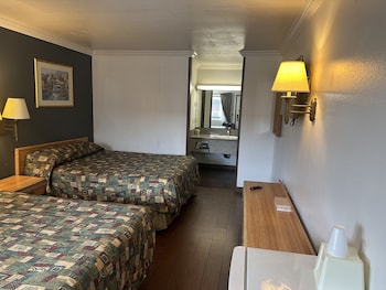 Basic Room, 2 Queen Beds, Non Smoking